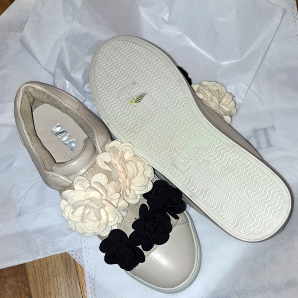 Mia Sneakers.  Cream with Black and White flower Design. Velcro top. Size 8.NWOT - Picture 5 of 7